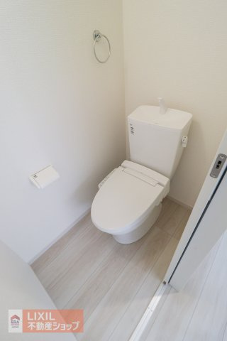 【トイレ】現地完成写真。温水洗浄暖房便座付き。