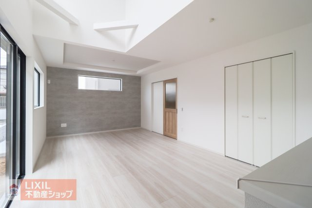 【リビングダイニング】現地完成写真。家族で過ごせるくつろぎの空間