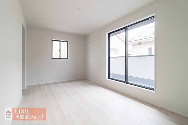 【寝室】現地完成写真。明るい採光の入る主寝室です。