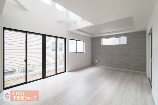 【リビング】現地完成写真。明るい日差しの入るリビングは家族団らんの場所♪