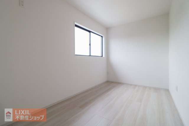 【洋室】現地完成写真。陽当たりや通風が心地よい洋室♪