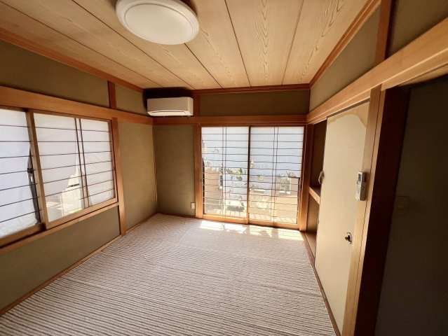 バルコニーへ直接出入りできる和室は、洗濯物を干したり取り込んだりする際にも便利です。二方向に窓があり、自然光と風を取り込める心地よい空間。障子越しのやわらかな光と木目の天井が、落ち着いた雰囲気を演出。