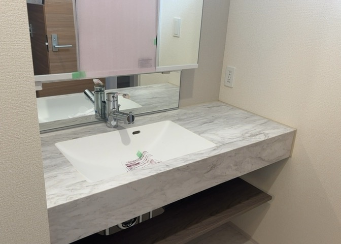 洗面化粧台では顔を洗ったり、身だしなみを整えることが本来の使い方ですが、用途によっては洗面化粧台に求められる機能が違ってくるため、ご自身や家族のライフスタイルに合ったものを選ぶことをおすすめ致します。