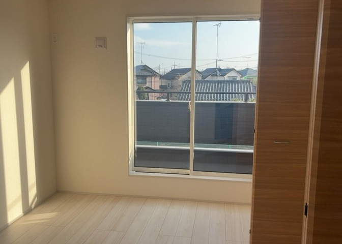 洋室のメリットは重い家具が置きやすく、身の回りが整理しやすいことです。　床がフローリングのため畳とは異なり凹みにくいです。　クローゼットなど収納が豊富で、普段使わない旅行カバンや服の整頓も簡単にです。