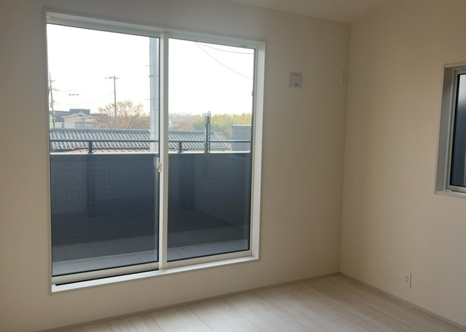 寝室でゆっくりと過ごすためにはベッド周りの適度な空間を担保することや窓の位置、照明の明るさ、寝室の広さなどを考える必要があります。自身や家族の構成とライフスタイルに併せて寝室にする部屋を選びましょう！