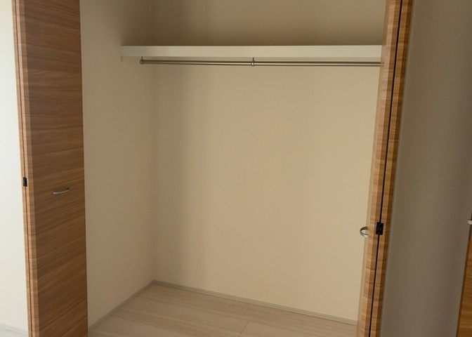 デザイン性を重視しすぎて収納が少なかった！なんてことにならないため、事前に現地で収納の数を確認しておくことをお勧めします。クローゼット以外にも床下収納や屋根裏収納、パントリーなどもチェックしましょう。