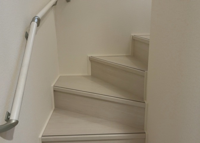 建物の上下階の通路である階段は、その位置によって動線や室内の印象が大きく左右されます。手摺にも重要な役割があり、転倒の防止・歩行や動作を円滑にして日常生活を支えることを主な目的として設置されています。