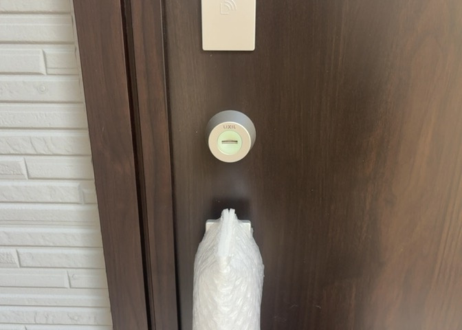 玄関は家の顔でもあり、家族以外の目にも止まる場所です。玄関は外との間を仕切る扉、靴などをしまっておく収納スペース、靴脱ぎのたたきスペース、来客とのやり取りをするドアホンなど複数のアイテムからなります。