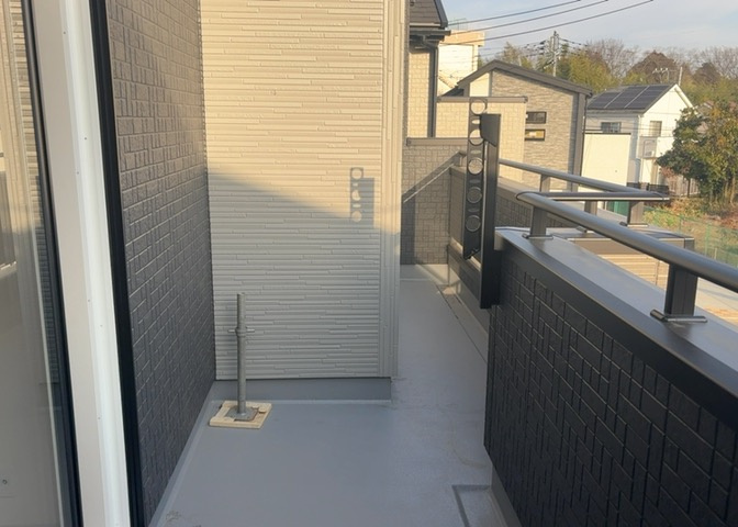 バルコニーは、室外の専用スペースのうち、「屋根がなく開放された空間」であるものを指します。ベランダより広いタイプのものが多く、日当たりもよいため家庭菜園などを楽しみたい人にとって適した環境となります。