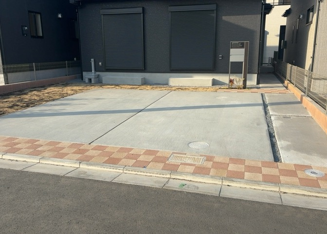 駐車場と明記されていても、最小スペースでつくられた駐車場だと大型車は駐車できなかったり、出入りしにくくなったりする可能性があります。お車のサイズと購入したい物件の駐車場のサイズを現地で確認しましょう。