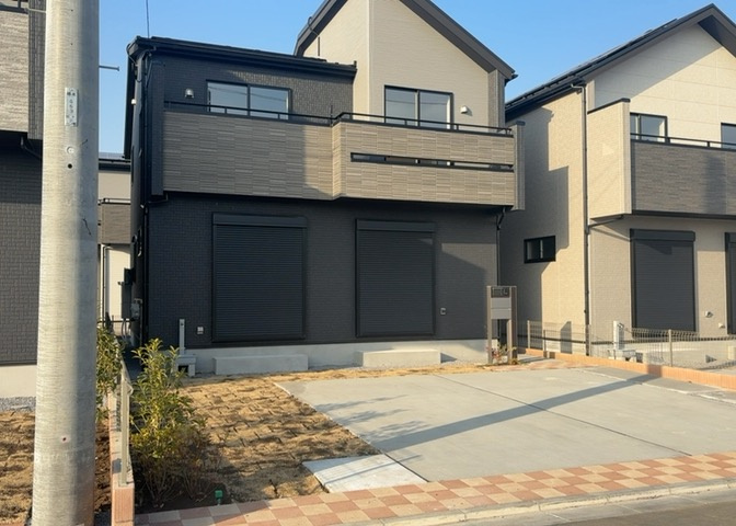 住宅用の土地では前面道路に2m以上接していなければならないと法律で定められています。しかし、お持ちの車のサイズやライフスタイルなどにより、2mでは利便が悪い場合もございますので、事前に確認しましょう。