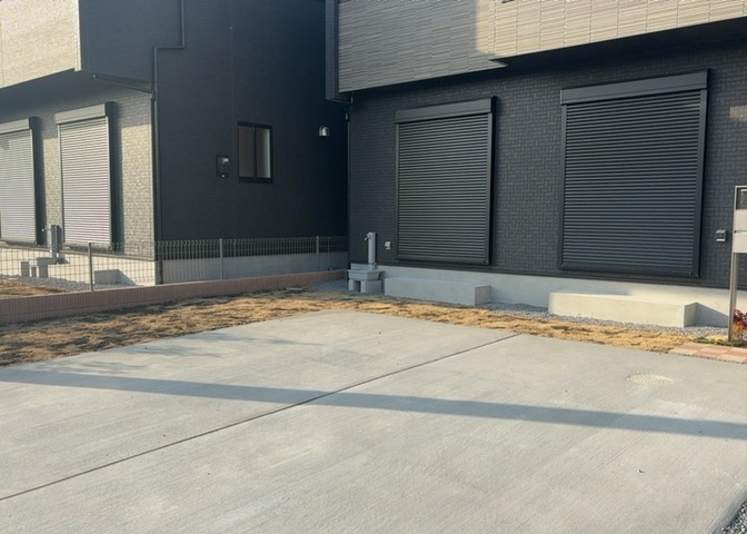 庭があることでガーデニングや家庭菜園はもちろん、こどもの遊び場やペットを放して遊ぶことができます。また、家の周囲に余裕があるということです。隣地との間があれば、十分な日当たりと、風通しが確保できます。