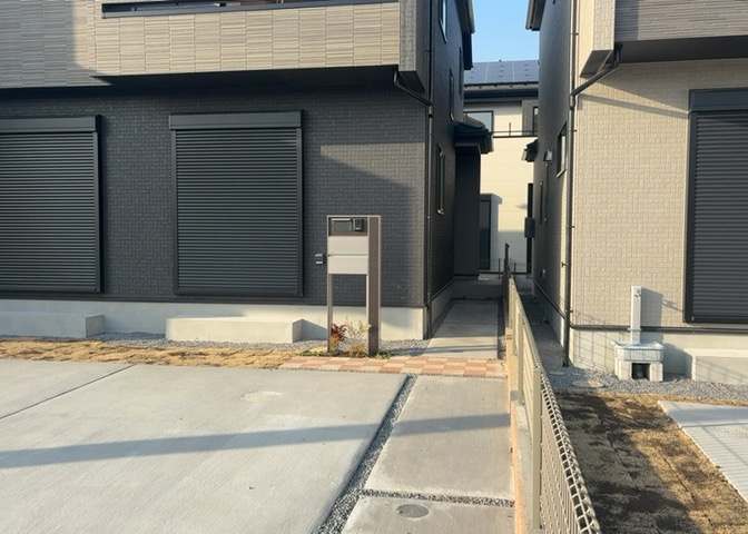 木造住宅とは土台、壁、柱など建築物の強度を支える構造体の材に木が使用されている構造を指します。構造体は建物の自重を支えるだけではなく風圧や水圧、積裁荷重などあらゆる衝撃に耐えるための基礎です。