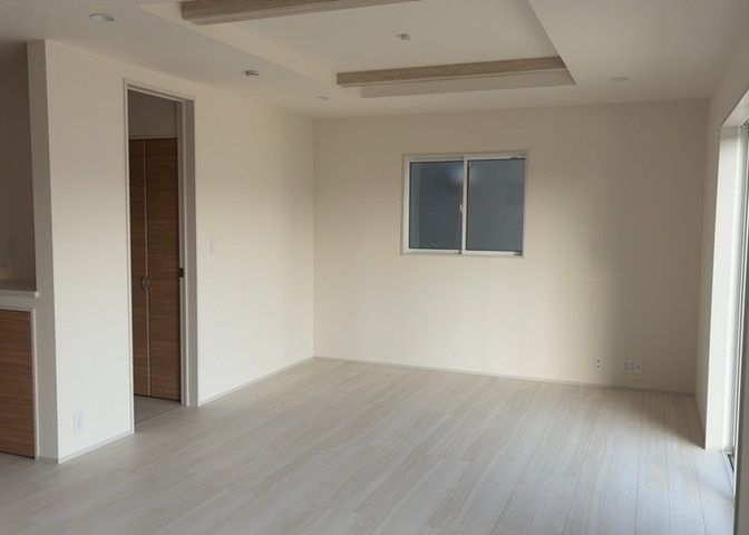 L型アイランドタイプは、キッチンからダイニングにもリビングにも目が行き届くので、とても使いやすい配置です。L字型独立タイプは、キッチンを独立させてるためLDKというよりもLDといった様なイメージです。