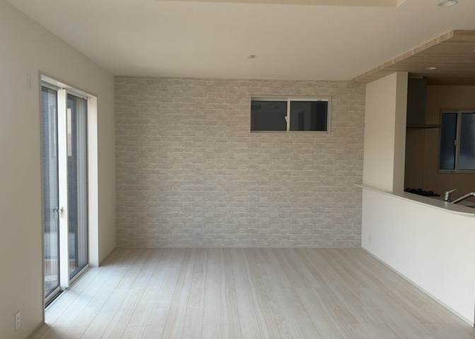 ダイニングは、食事や家族の団らんスペースとしてだけではなく、ほかの用途としても使用することができます。ダイニングテーブルを置き、食事のためのスペースを作ることでリビングとの差別化を図ることができます。