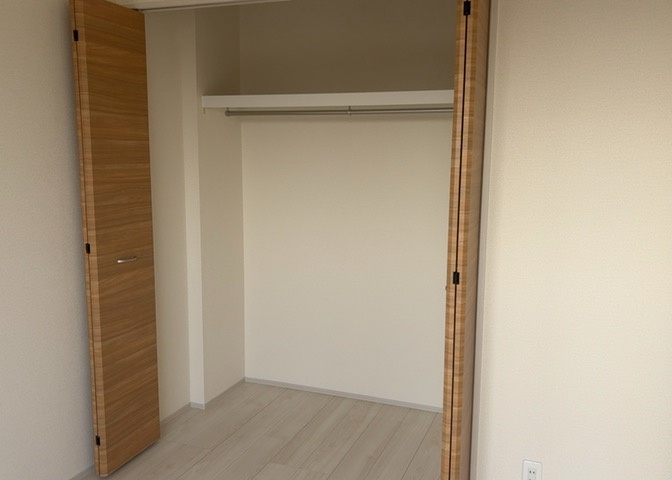 ウォークインクローゼットがあれば、クローゼット内でコーディネートが完成できますし、季節の変わり目に行う衣替えの手間も省けます。また、スーツケースなど大きいものもしまうことができ使い勝手がよいです。