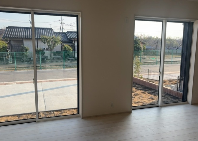 サッシとは、ガラス窓に使用される金属製の窓枠のことです。一般的に住宅建築では、金属製建具工事の段階で備え付けるもので、ガラス類や玄関、バスルームのスチール製のドアなどと同じタイミングで工事を行います。