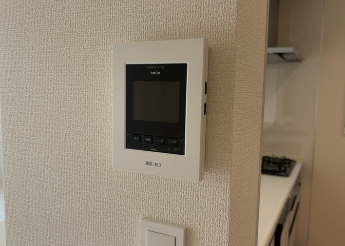 モニターで来訪者を確認して、目的が分からない場合はインターホンを通じて室内から会話することができます。怪しいと感じた場合はインターホン越しにお帰りいただくことができるので、直接会うことがなく安全です。