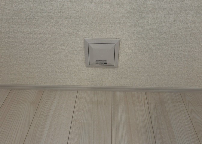 1日中建物内の換気が行われるように設計された仕組みです。気密性の高い住宅は、家に籠った空気でシックハウス症候群になる可能性がありますが、24時間換気システムであれば計画的な換気で対策が可能です。