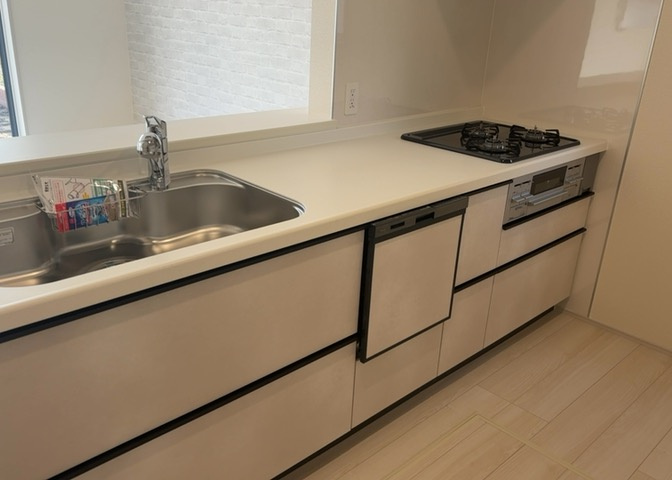 標準的なシステムキッチンの横幅は、165cm～300cm程度です。2100・2400・2550・2700などミリ単位で表記されます。普段どのように料理をするのかを想定しながら合ったサイズを選びましょう