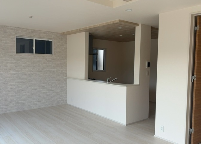 DKの物件でも広く見せたい方は、ダイニングスペースを広く使えるように工夫しましょう。低めのダイニングソファを置くと、家具の圧迫感が減り、広く見せることができ、ダイニングをリビングのように使用できます！