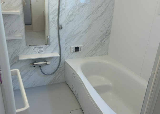 入浴時の快適さも大事なことですが、綺麗な状態を維持できなければ気持ちよく入浴できません。毎日の掃除が楽という点は大事なポイントになります！カビが生えにくく掃除がしやすい、壁や浴槽を選ぶといいでしょう。