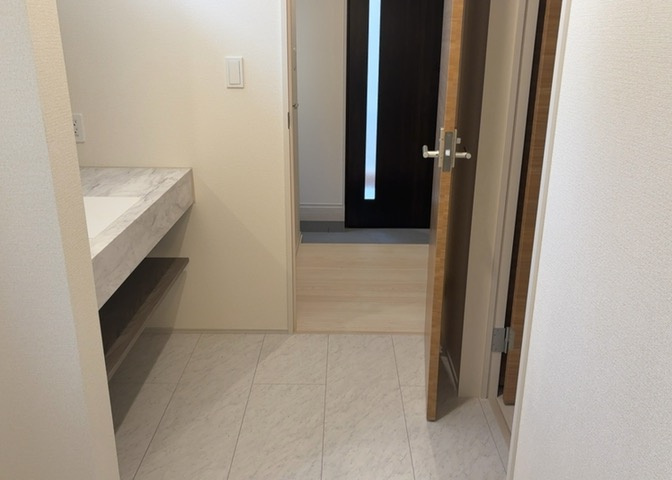 多くの戸建て住宅で見かける洗面脱衣所は、洗面台と洗濯機が2畳ほどのスペースに並べられていて、洗面所が脱衣所を兼ね備えている間取りが一般的です。お客様が利用することもある、パブリックな空間でもあります。