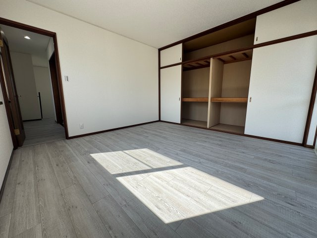 約8帖の洋室は、大きな窓から明るい陽射しが差し込み、快適なリラックス空間が広がります。