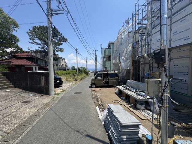 前面道路で海まですぐそこです