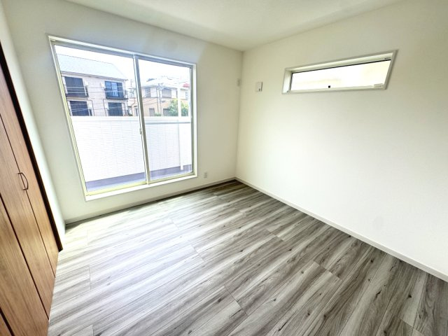 2階の洋室は明るいお部屋です