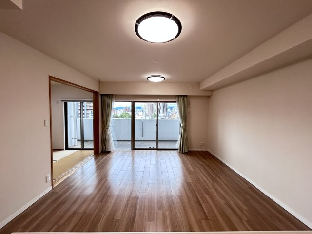 約12.4帖のLDは南向きのため暖かな日が差し込み、お部屋に明るさを与えてくれます　LDには足元から部屋全体を温めてくれる床暖房付き