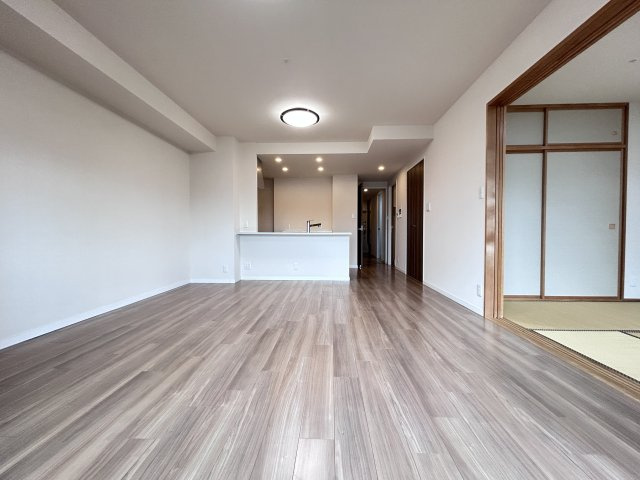 約12.4帖のLDは南向きのため暖かな日が差し込み、お部屋に明るさを与えてくれます　LDには足元から部屋全体を温めてくれる床暖房付き