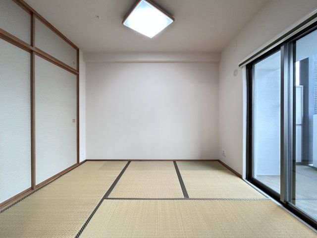 南向きのため明るく来客用すぺーとしても活用できます　大型の天袋付きの押入付きで収納力も豊富です　
