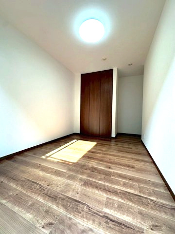 1階洋室2　コンパクトなお部屋ですが窓や収納があるので快適に過ごせます。