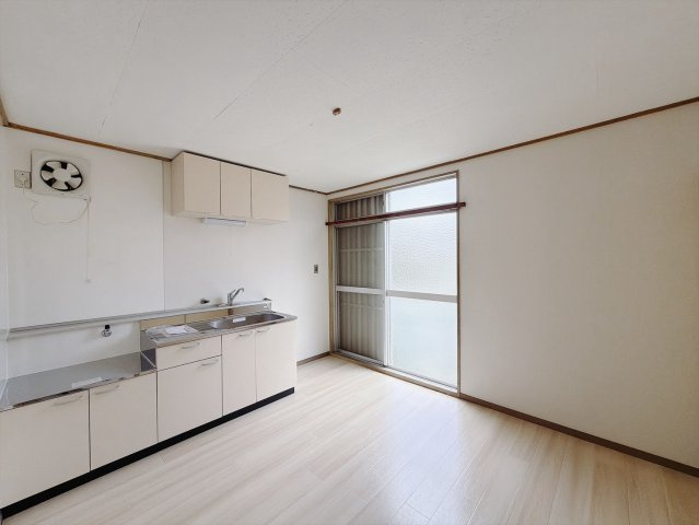 ■キッチン｜お料理時の油の臭いや煙などが隣接するお部屋に充満しにくい造りとなっており、急な来客時にも生活感を見せずに過ごせます♪