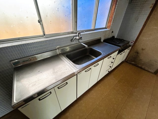 窓があり調理中の煙やにおいもスムーズに換気可能