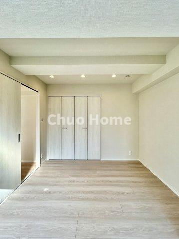 【洋室】快適に過ごす条件は、一人ひとり違います。だからこそ飾り過ぎないシンプルな内装と偏り過ぎないデザインで統一しております。居住していく中でオーナー様だけの【マイホーム】に創り上げて下さい