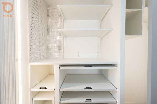 【ondo建物プラン例／キッチン】可動棚付きの大容量パントリー。家電も置けるカウンターとコンセントを備え、ストック管理から作業スペースまで幅広く活躍します。