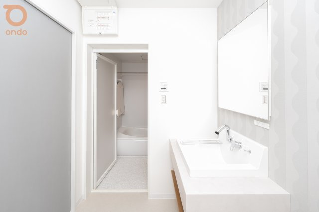 【ondo建物プラン例／洗面室】デザイン性と使い勝手にこだわった造作洗面を採用。毎日の身支度が心地よい時間になります。