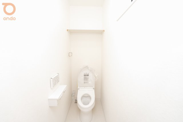 【ondo建物プラン例／トイレ】温水洗浄便座を備えたトイレで、毎日を快適にお使いいただけます。換気窓付きで、常に清潔な空間を保てます。