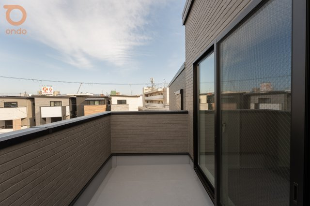 【ondo建物プラン例／バルコニー】空を感じるバルコニー空間。外干しはもちろん、ちょっとしたリラックスにも◎