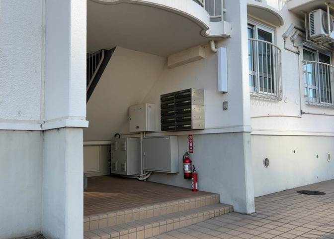 受付はマンションコンシェルジュがいる場合もあれば、管理人が滞在する小部屋を総称して呼ぶことがあります。主にエントランスに設置されていることから、防犯面でも期待ができます。防犯設備がない場合はより安心！