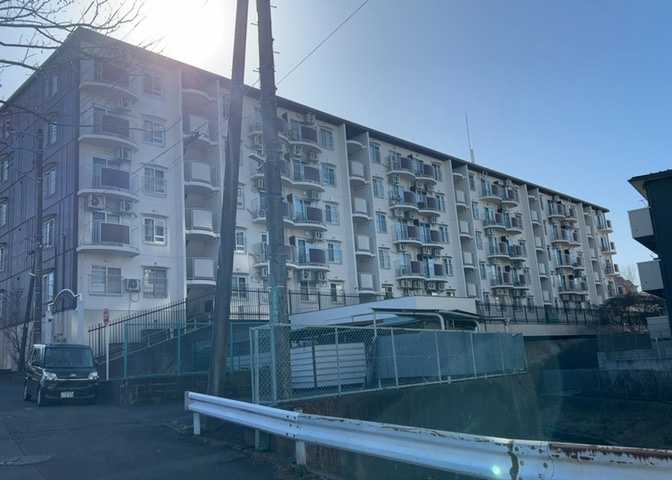 隣家の土地はどうなっているのか、生活利便施設が近くにあるのか、学校まで近いかなど、お客様のライフスタイルにあわせたイメージが重要です。また、近くにあると困る施設が近くにないかも確認するといいでしょう。
