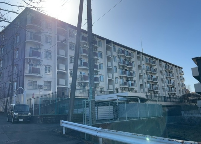 眺望の良さを楽しめるダイニングキッチンで家族団らんの時間を過ごしてはいかがでしょうか。バルコニーから見える景色を家族で眺める時間は、時間が経つのを忘れてしまいそうですね。是非、現地を見に行きましょう！