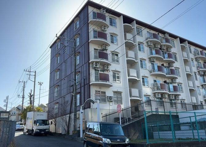 ＲＣ造、Reinforced　Concreteは直訳すると補強されたコンクリートです。主に柱や梁・床・壁が鉄筋とコンクリートで構成おり、鉄筋を組んだ型枠にコンクリートを流し込んで固めたものを指します。