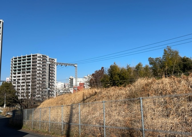 眺望を気にして物件を探す場合、前面に建物が建っていないか現地で確認しましょう！前面に建物があると景色はもちろん、日当たりや風通しにも影響が出てきます。住んだ時のことを想像しながら現地見学をしましょう。