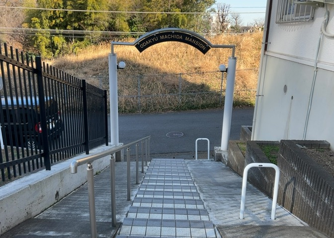 共用部分は、一棟の建物に住む区分所有者全員が共同で所有するとし、共用部分の管理、補修などは、区分所有者で形成される管理組合が行います。個人の判断で勝手に変更することはできませんので覚えておきましょう。