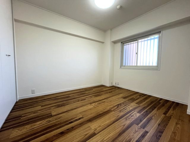 コンパクトなお部屋ですが窓や収納があるので快適に過ごせます。