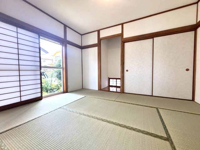 陽射しが心地よい和室♪ゴロンと横になってくつろぎたくなる空間です！
