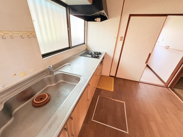 窓付きで明るく換気もしやすいキッチンは、毎日の料理を快適にサポートしてくれる空間です。作業スペースをしっかり確保した使いやすいレイアウトで、収納も備えているため調理器具や食器類をすっきり整理できます。
